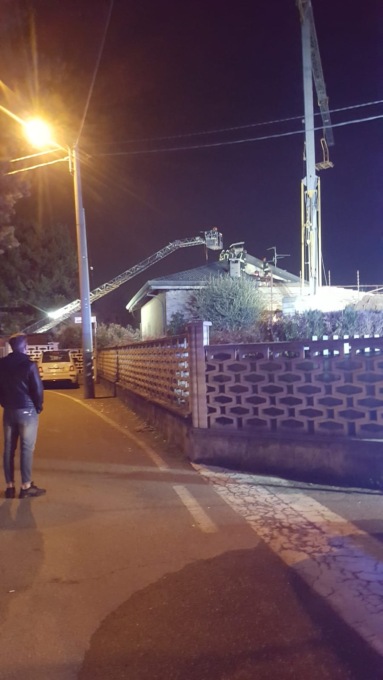 Incendio a Lentate, a fuoco il tetto di una villetta