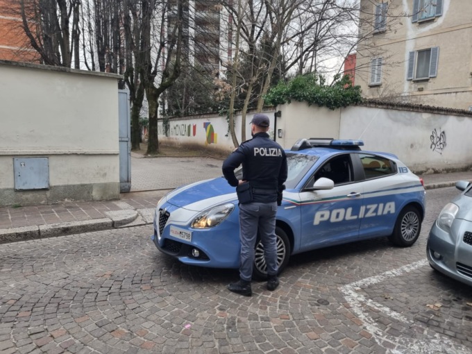 “Sequestra” l’addetto alle consegne dei pasti poi morde al dito un agente
