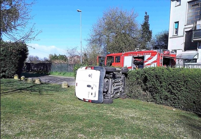 Si ribalta con l’auto a Desio, paura per un 58enne