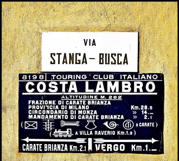 Carate, sparita l’antica insegna del Touring Club a Costa