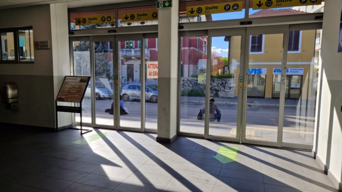 Senzatetto spacca le porte della stazione, fermato da un pendolare con lo spray al peperoncino