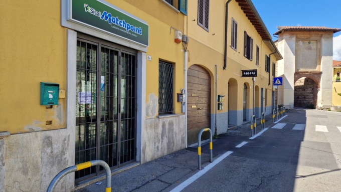 Puntano la pistola al titolare di un centro scommesse e si portano via 2mila euro