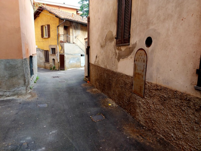 Disagi per la strada imbrattata dai piccioni