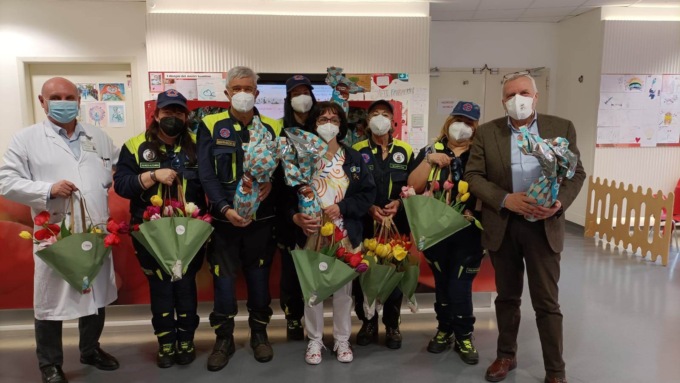 La Protezione Civile di Ornago dona uova di Pasqua e tulipani ai piccoli degenti dell’ospedale di Vimercate