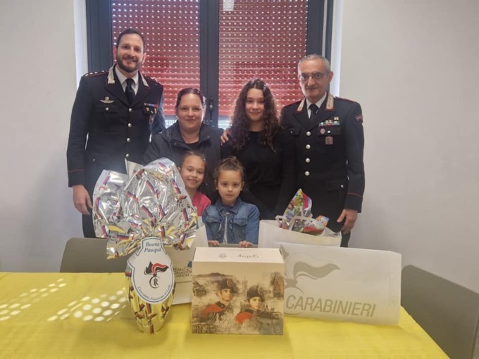 A sei anni dal suo rientro in Italia, la bambina rapita dal padre abbraccia il carabiniere che la salvò