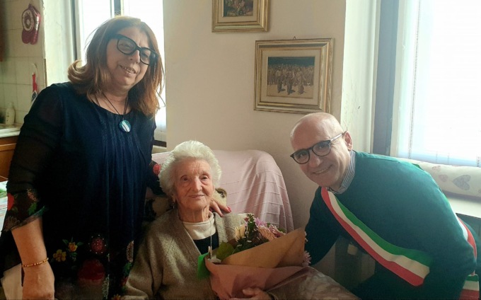 Compie 100 anni l’arzilla nonnina amante del giardinaggio