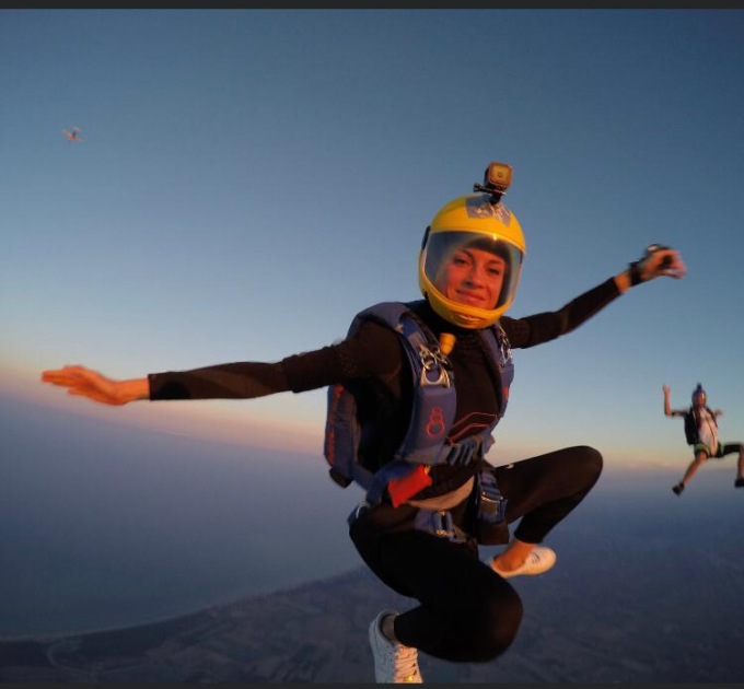 Lanci di paracadutisti e voli in elicottero ricordando Simona