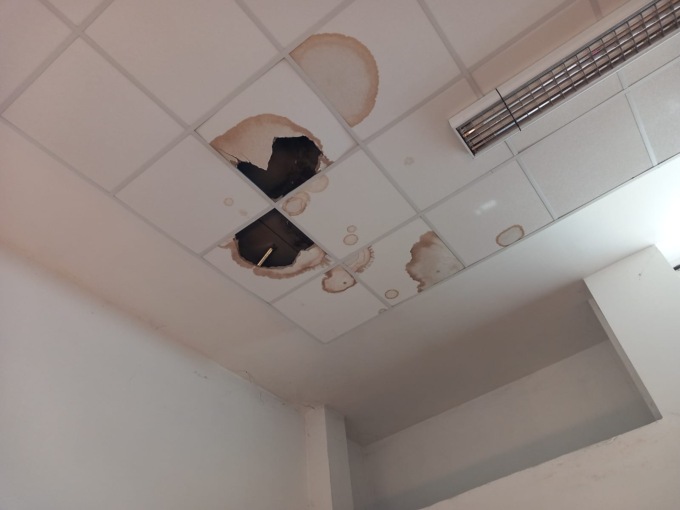 Infiltrazioni dal tetto, cade il controsoffitto nella palestra comunale