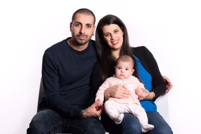 Bimba rischia di soffocare. Mamma e papà la salvano con la manovra imparata al corso della Croce Rossa