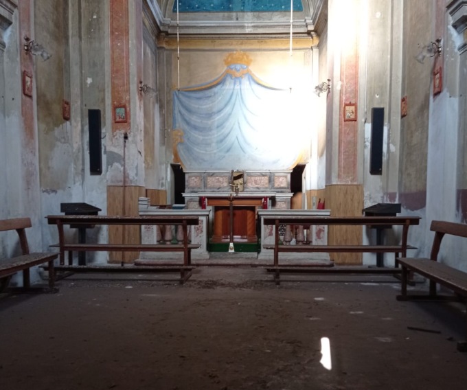 Incursione nella chiesetta di Villa Agnesi, ignoti sfondano il portone
