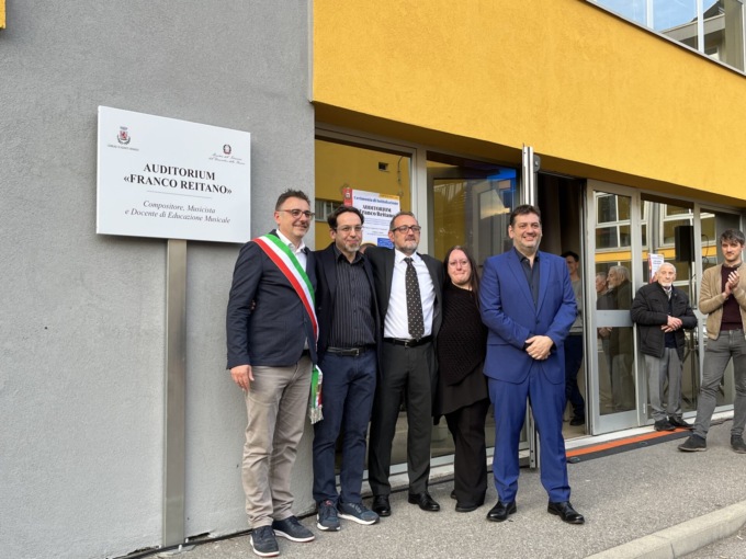 L’auditorium delle scuole ora porta il nome di Reitano