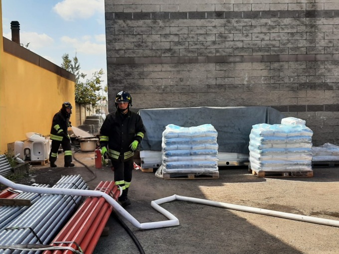 Incendio in ditta a Meda, a fuoco le vasche da bagno