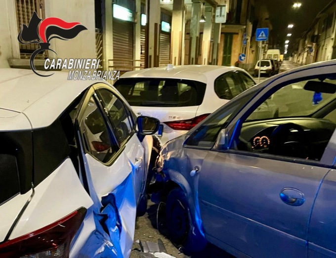 Ubriaca, finisce contro un’auto e aggredisce la proprietaria