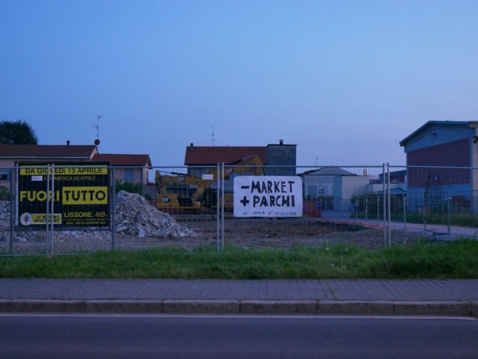 “Basta supermercati”: petizione e striscione a Giussano