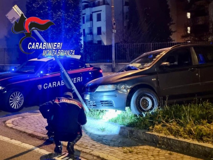 Serata troppo alcolica per un 23enne: ubriaco si schianta contro un palo e poi si mette a cantare