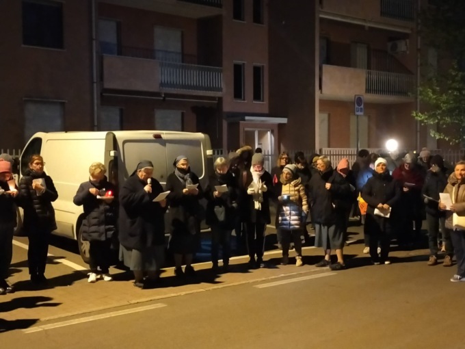 Oltre duecento donne in processione all’alba per commemorare il Sabato Santo