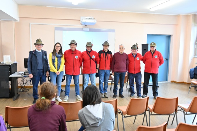 Tricolore, Inno di Mameli ed educazione civica: gli Alpini di Concorezzo salgono in cattedra