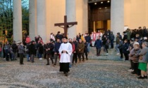 La fede della città illumina l'alba: in migliaia per la tradizionale processione del Sabato Santo