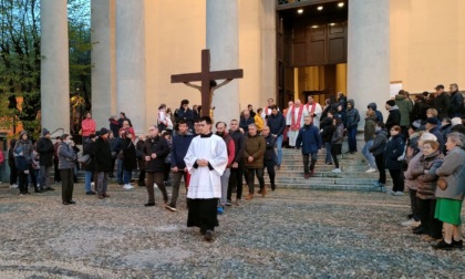 La fede della città illumina l'alba: in migliaia per la tradizionale processione del Sabato Santo