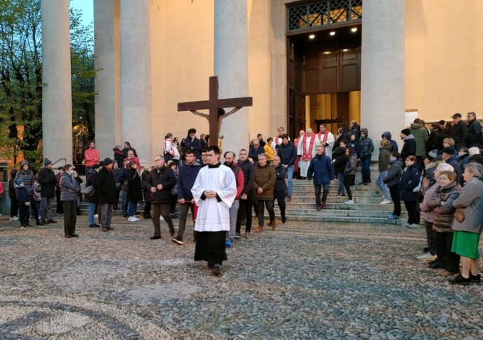 La fede della città illumina l’alba: in migliaia per la tradizionale processione del Sabato Santo