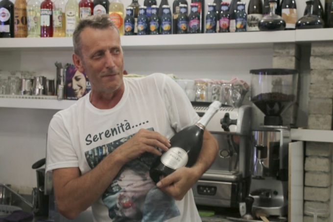 “Serenità, Angelo”: Passirano dice addio allo storico barista