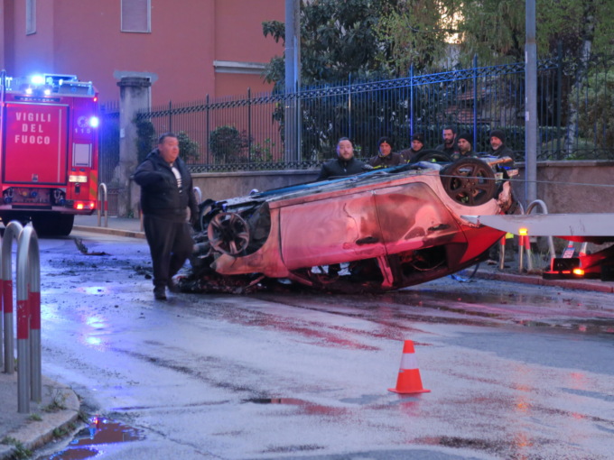 Spavento all’alba, auto si ribalta e prende fuoco