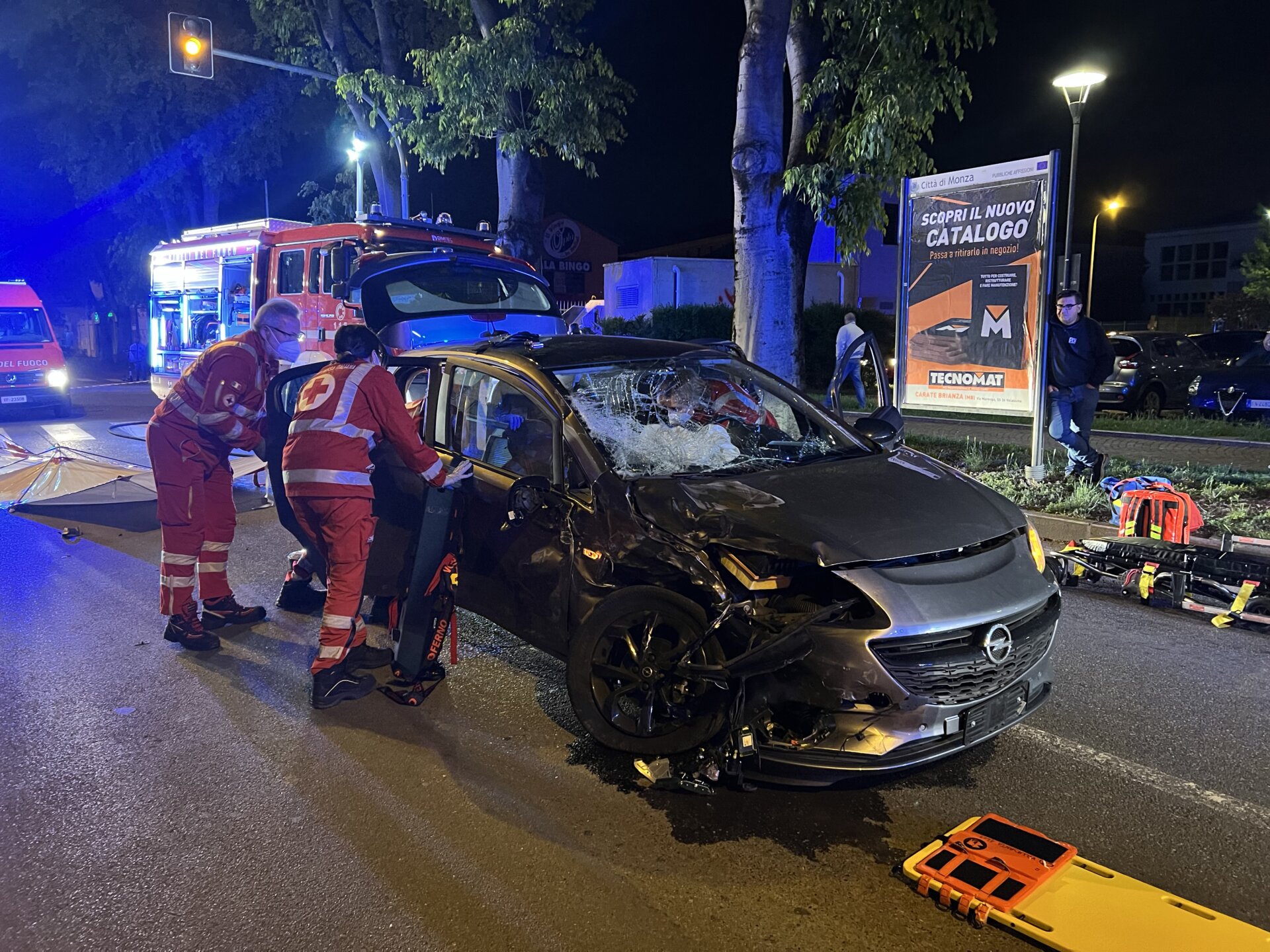 Monza incidente via Buonarroti pompieri vigili del fuoco ragazza 20 anni grave auto contro camion rifiuti