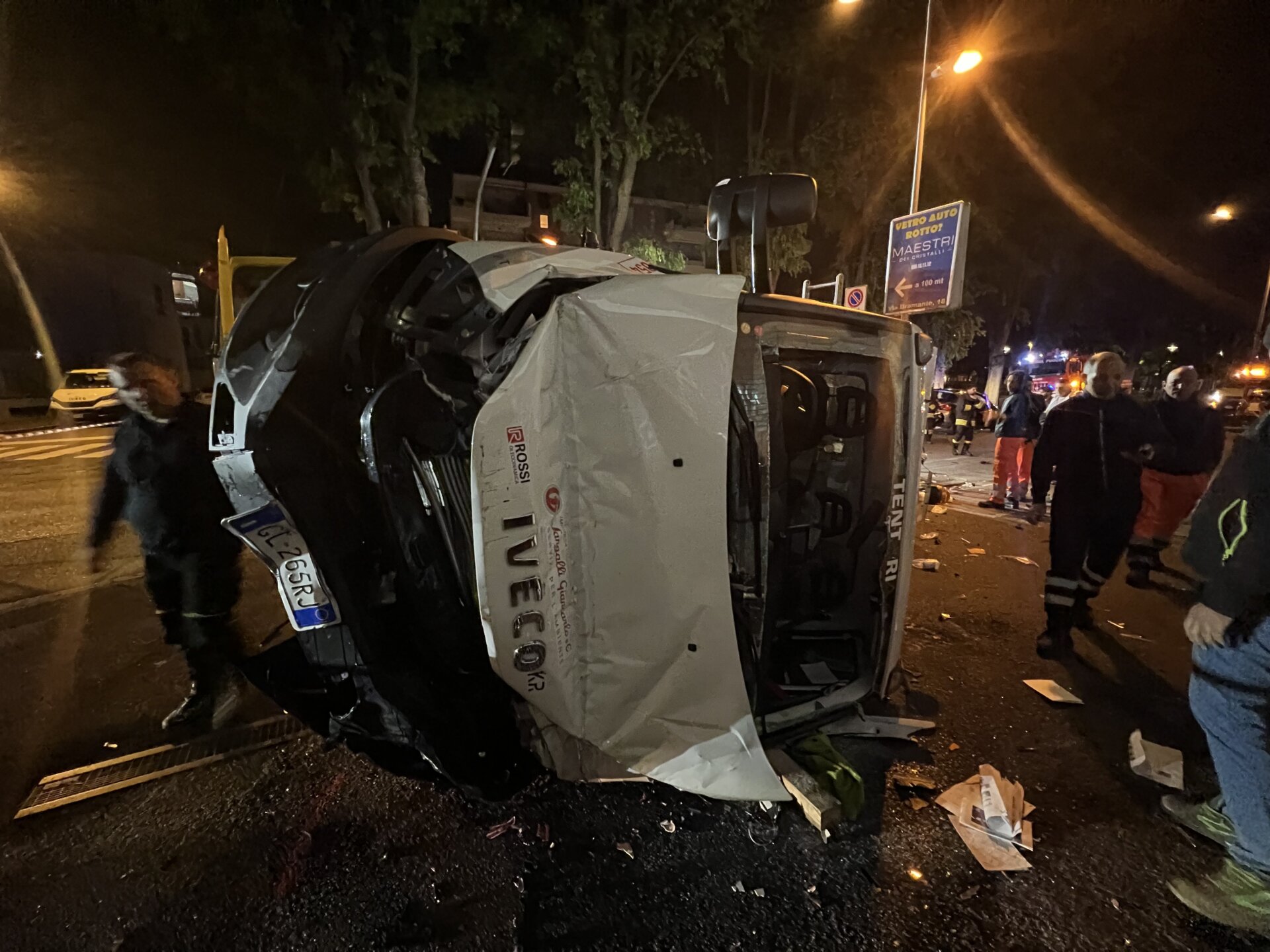 Monza incidente via Buonarroti pompieri vigili del fuoco ragazza 20 anni grave auto contro camion rifiuti