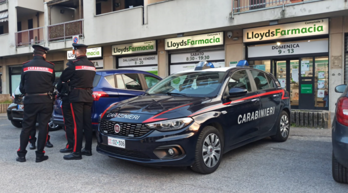 Armato di pistola entra in farmacia e scappa con l’incasso