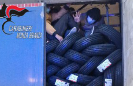 L’odissea dei disperati: si nascondono in un tir per sfuggire alla povertà