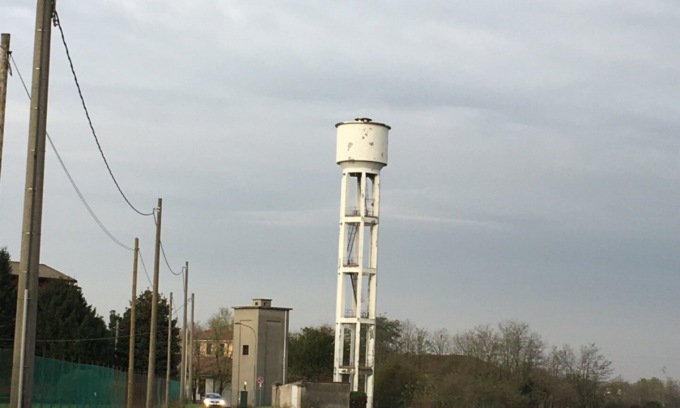 Torre dell’acquedotto a Velasca, sospesa momentaneamente la demolizione