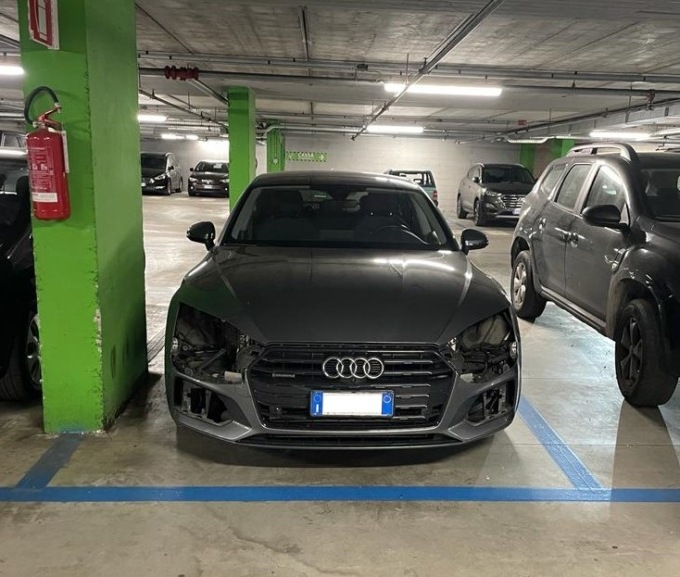 Auto cannibalizzate nel parcheggio in centro