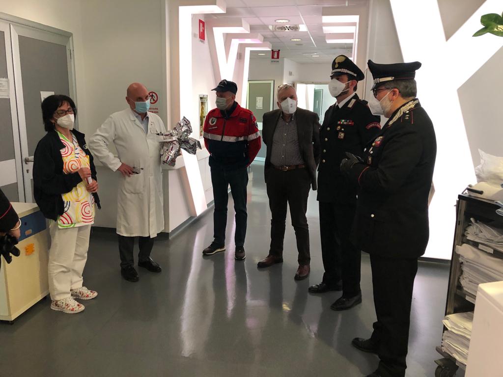 Vimercate carabinieri e associazione carabinieri in ospedale reparto pediatria uova di Pasqua ai bimbi bambini ricoverati