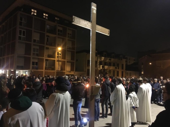 Operai, allenatori, sanitari e volontari: la Via Crucis ha attraversato la città