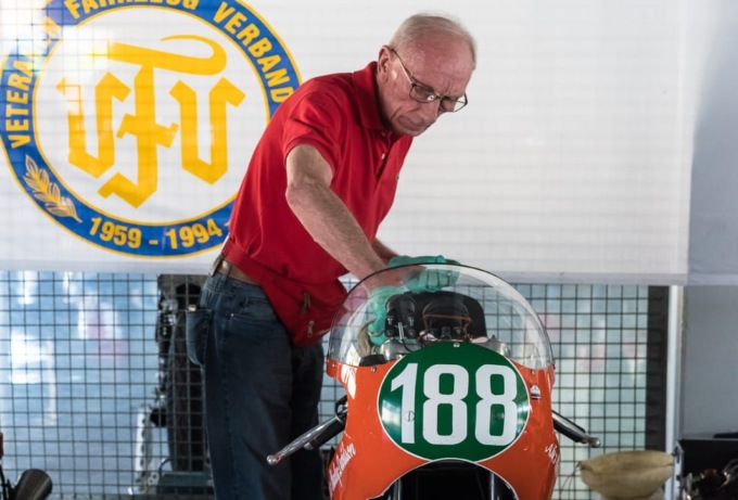Una vita per le due ruote: l’ultimo saluto di Bernareggio al “mago” dei motori