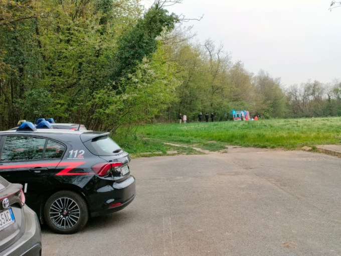 Cade nel bosco, batte la testa e muore
