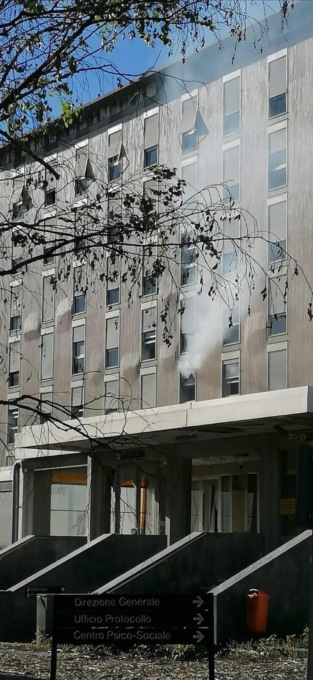 Fumo dall’ospedale abbandonato, Vigili del fuoco in azione