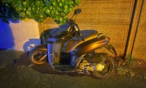 Scooter tampona auto, 33enne in ospedale