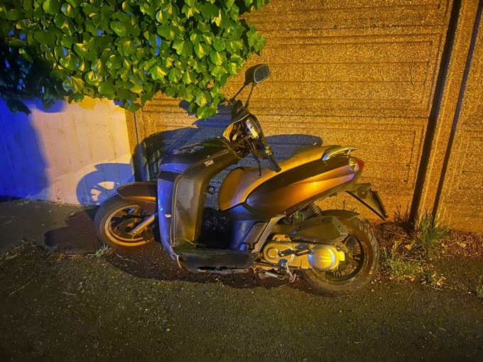 Scooter tampona auto, 33enne in ospedale
