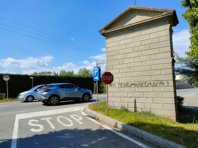 Cappellina imbrattata, il comitato “No Pedemontana” si dissocia e si offre di ripulirla