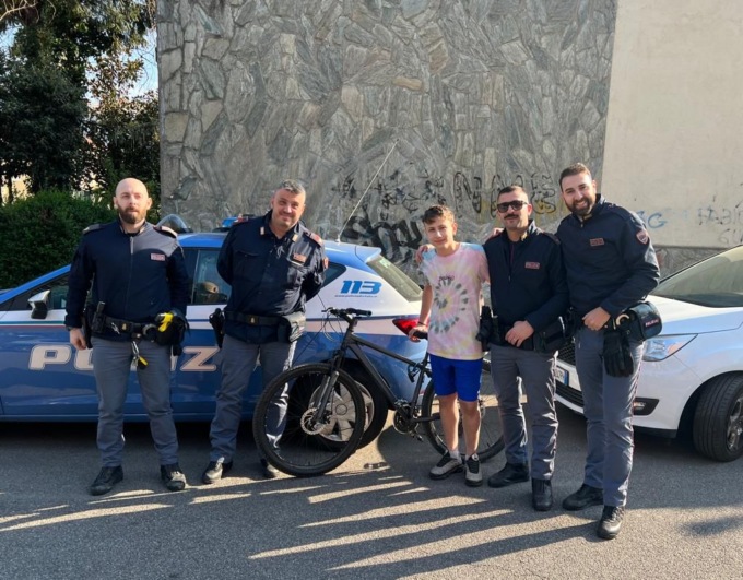 La Polizia restituisce al bambino la bici rubata