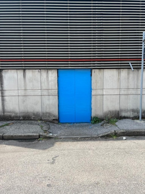 A Meda vandali pentiti e genitori ripuliscono la porta imbrattata
