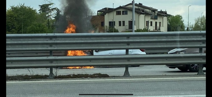Auto in fiamme all’imbocco della Tangenziale