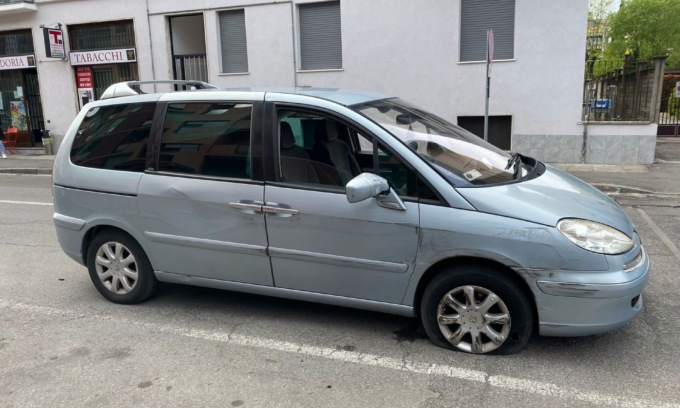 Finisce contro due auto in sosta, era ubriaco: denunciato