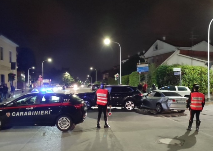 Schianto all’incrocio con tre auto
