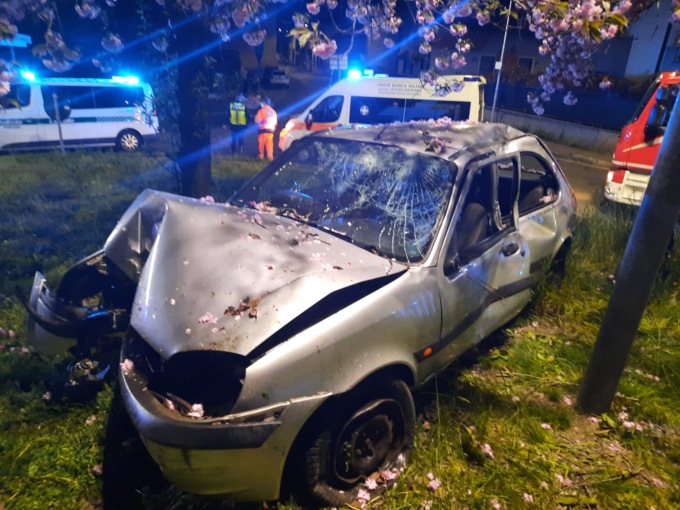 Auto si schianta contro un albero