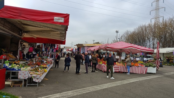 A Cesano Maderno il mercato di Molinello resta in via Po