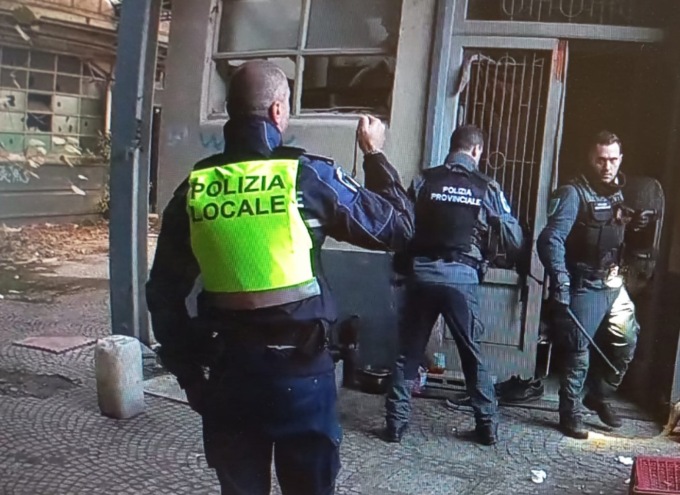 Sgomberato un edificio abbandonato