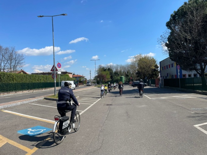 In bicicletta con gli insegnanti e gli agenti della Polizia locale