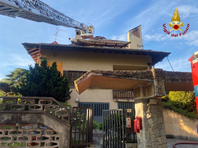 Cinque mezzi dei Vigili del fuoco a Misinto per un incendio